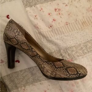 Ladies Anne Klein snakeskin pumps, sz 9-1/2M